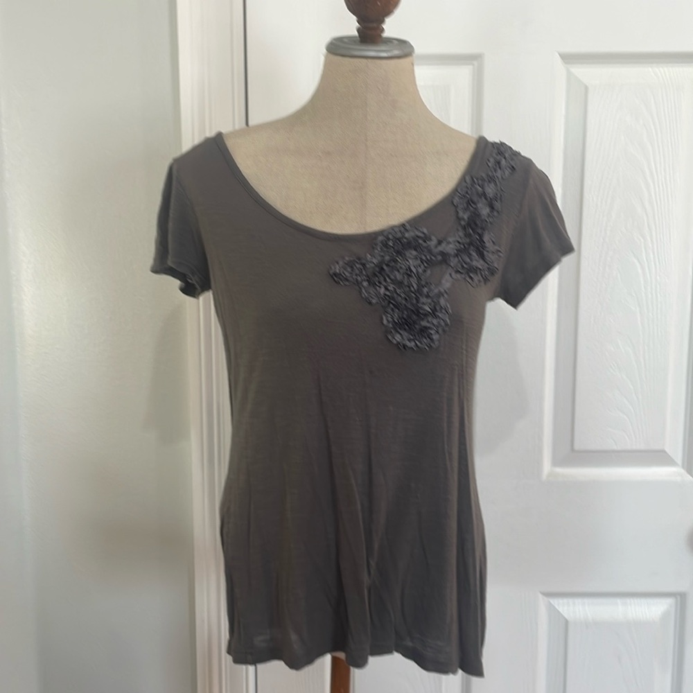 Desiree gray short sleeve tunic top 3D flowers rayon blouse womens size medium M